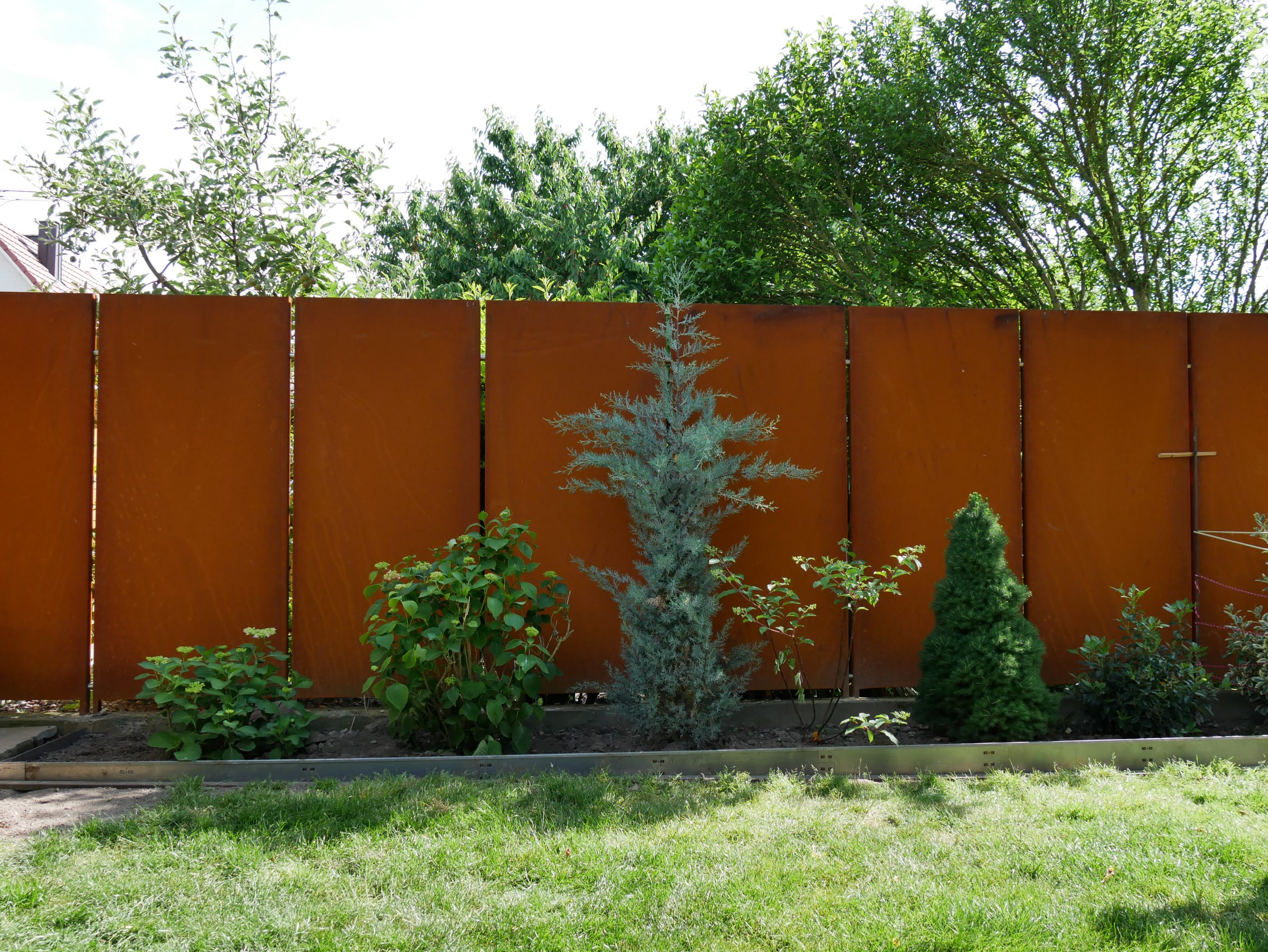 brise-vue jardin avec des panneaux en acier corten